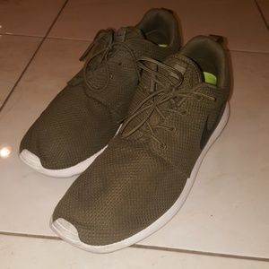 Nike Roshe Rn Sz 11 Olive Black Swoosh